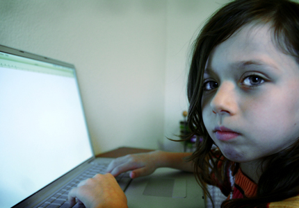 Child - Online - Protection  -  Un rapporto britannico richiede nuove misure